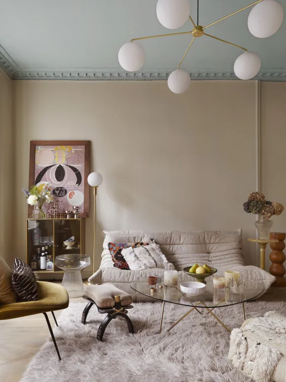 Alcro x elle fargetrender, malt tak i stue blå inspirasjon til stue med Elle magasin og Modena Fliser