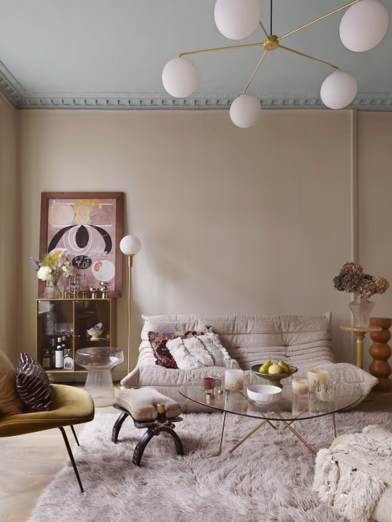 Alcro x elle fargetrender, malt tak i stue blå inspirasjon til stue med Elle magasin og Modena Fliser