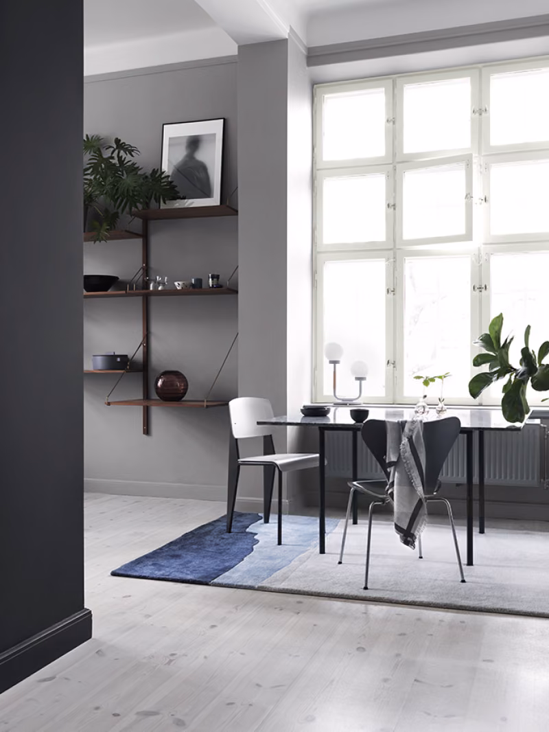 Matsal målad i kulörerna November och Black Deco