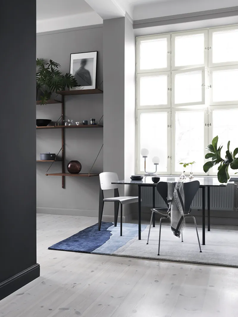 Matsal målad i kulörerna November och Black Deco